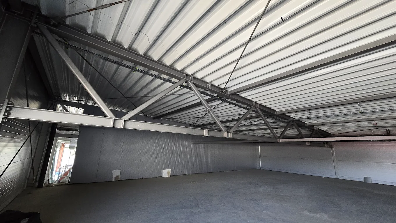 Konstrukcja stalowa w trakcie prac